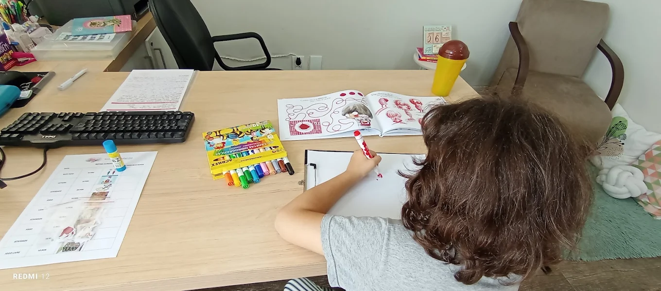 Atendimento psicopedagógico infantil com materiais lúdicos