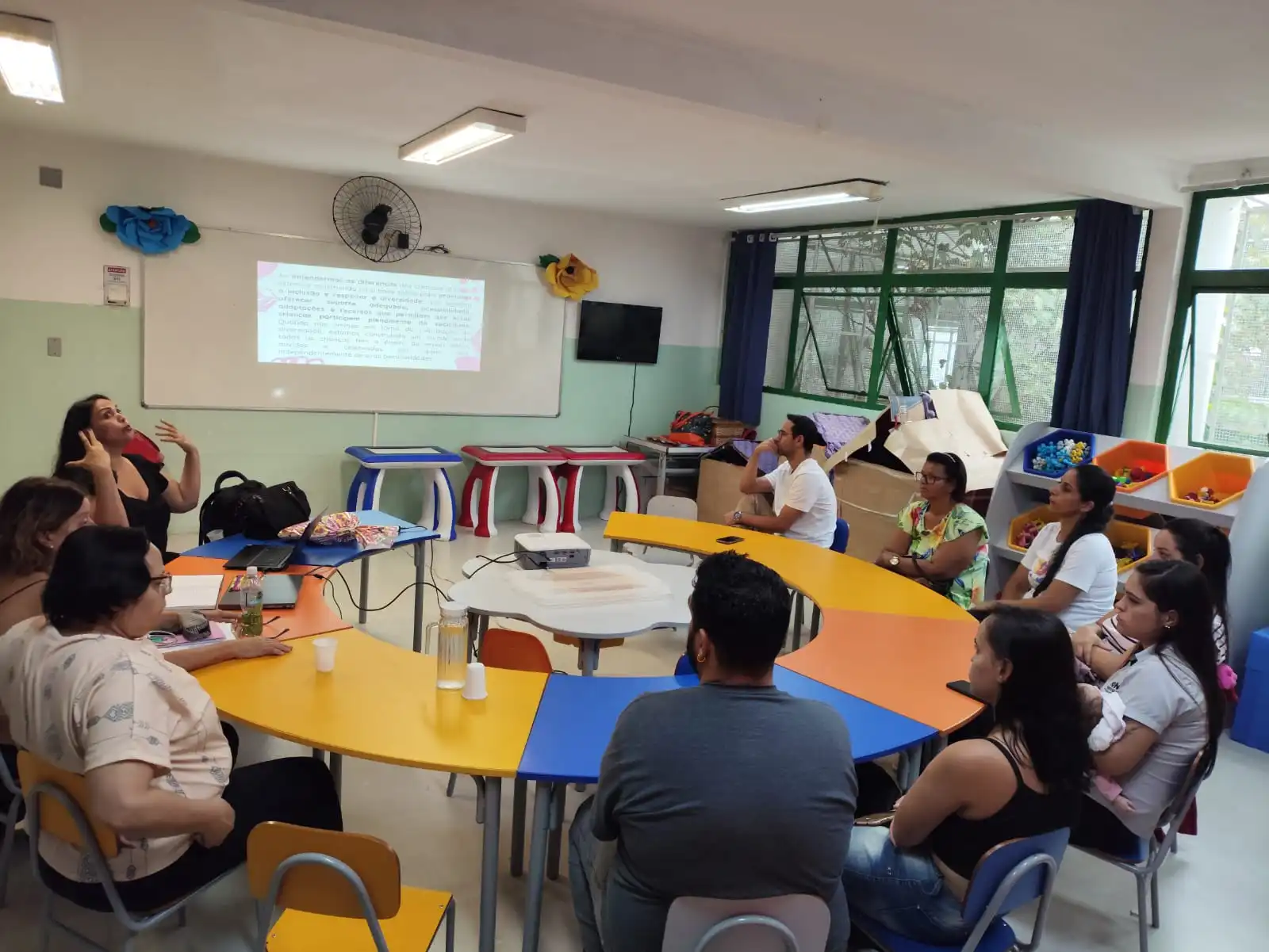 Mara Ramos realizando palestra institucional